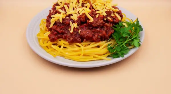 Jak zrobić spaghetti z mięsem mielonym i sosem w prosty sposób