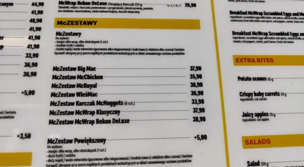 Fragment menu McDonald's z cenami zestawów McZestaw i pozycji z sekcji "Extra Bites" oraz "Salads".