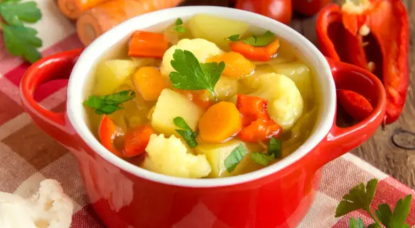 Ile kcal ma zupa jarzynowa z ziemniakami? Zaskakujące fakty o kaloriach