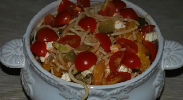 Pyszna sałatka z makaronem spaghetti, która zachwyci Twoich gości