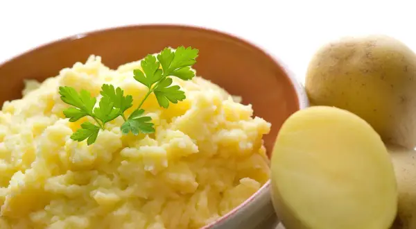 Pyszne, kremowe puree ziemniaczane, idealne do podania. Dowiedz się, jak ugotować ziemniaki, by uzyskać taki efekt!
