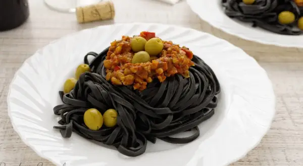 Spaghetti z czarnym makaronem: odkryj wyjątkowy smak i przepisy