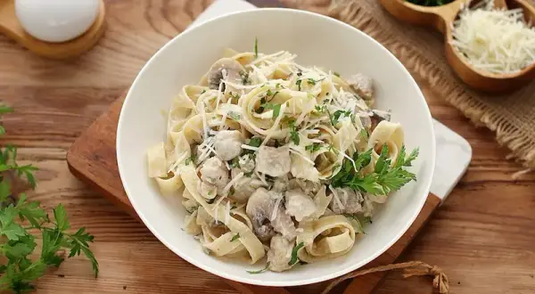 Przepis na spaghetti z kurczakiem w sosie śmietanowym, który zachwyci