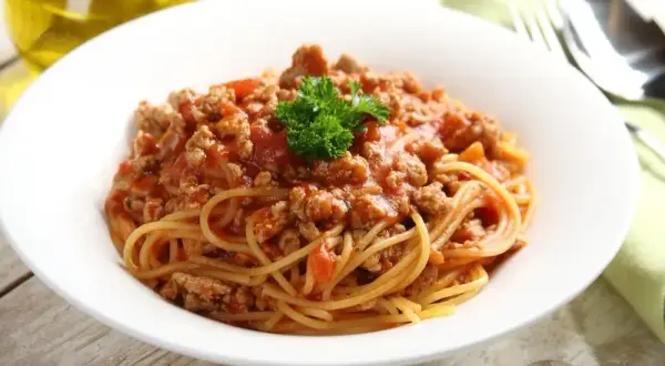 Jak zrobić spaghetti z gotowym sosem w 15 minut bez stresu