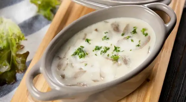 Ile kalorii ma zupa pieczarkowa? Zaskakujące wartości odżywcze!
