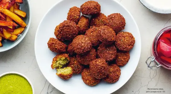Chrupiące kulki falafel co to? Aromatyczne kotleciki z ciecierzycy, idealne do sosów i jako samodzielna przekąska.