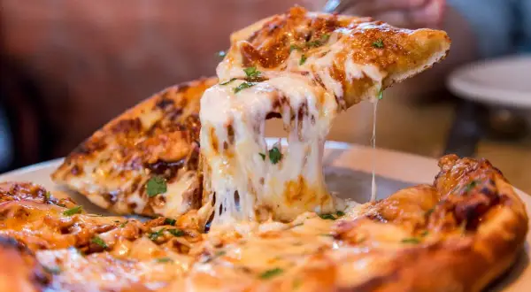 Ile kalorii mają 2 kawałki pizzy? Zaskakujące fakty o kaloriach