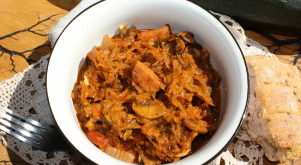 Pyszny bigos z cukinii z kiełbasą i grzybami, idealny na obiad. Wypróbuj nasz przepis!