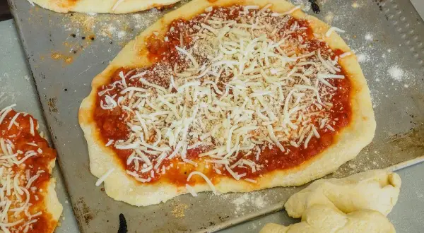 Czy pizzę piec na papierze do pieczenia? Oto korzyści i wskazówki