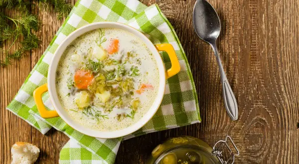 Ile kalorii ma talerz zupy ogórkowej? Zaskakujące fakty o kaloriach