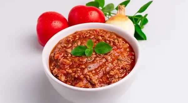 Ile kalorii ma sos do spaghetti z mięsem mielonym? Sprawdź teraz!