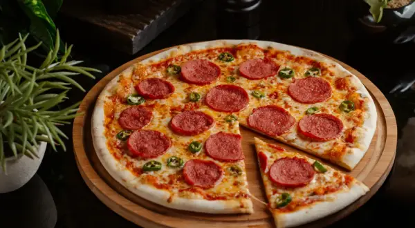 Z czym można zrobić pizzę? Odkryj nietypowe i pyszne dodatki