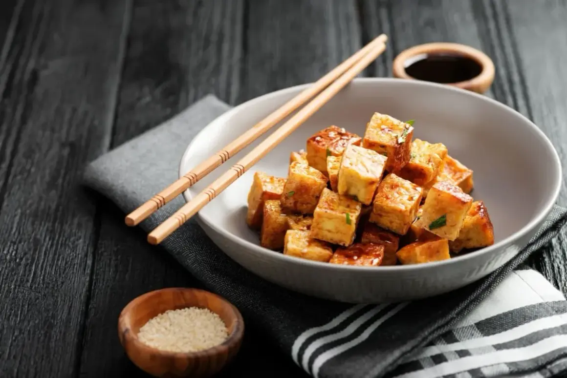 Chrupiące kostki tofu w sosie, pałeczki i sezam. To pyszne danie pokazuje, co to tofu.