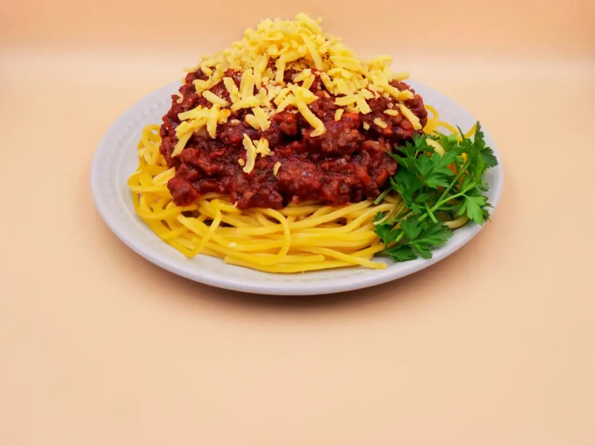 Jak zrobić spaghetti z mięsem mielonym i sosem w prosty sposób