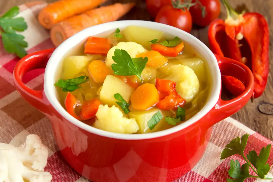 Ile kcal ma zupa jarzynowa z ziemniakami? Zaskakujące fakty o kaloriach