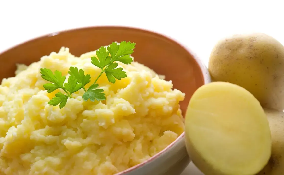 Pyszne, kremowe puree ziemniaczane, idealne do podania. Dowiedz się, jak ugotować ziemniaki, by uzyskać taki efekt!