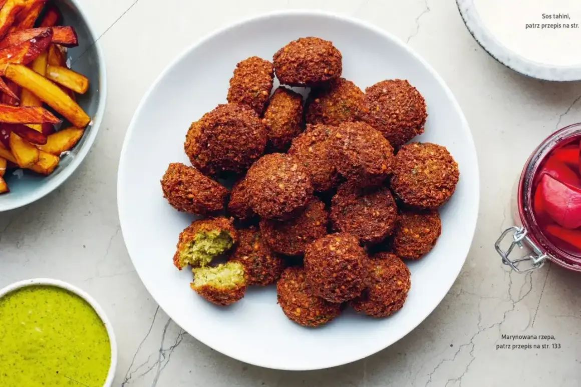 Chrupiące kulki falafel co to? Aromatyczne kotleciki z ciecierzycy, idealne do sosów i jako samodzielna przekąska.