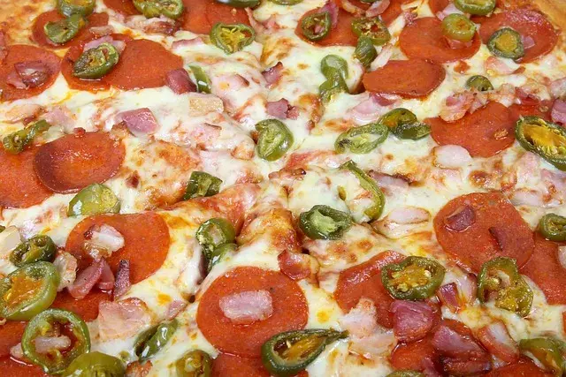 Ile waży pizza 32 cm? Zaskakujące różnice w wadze i składzie