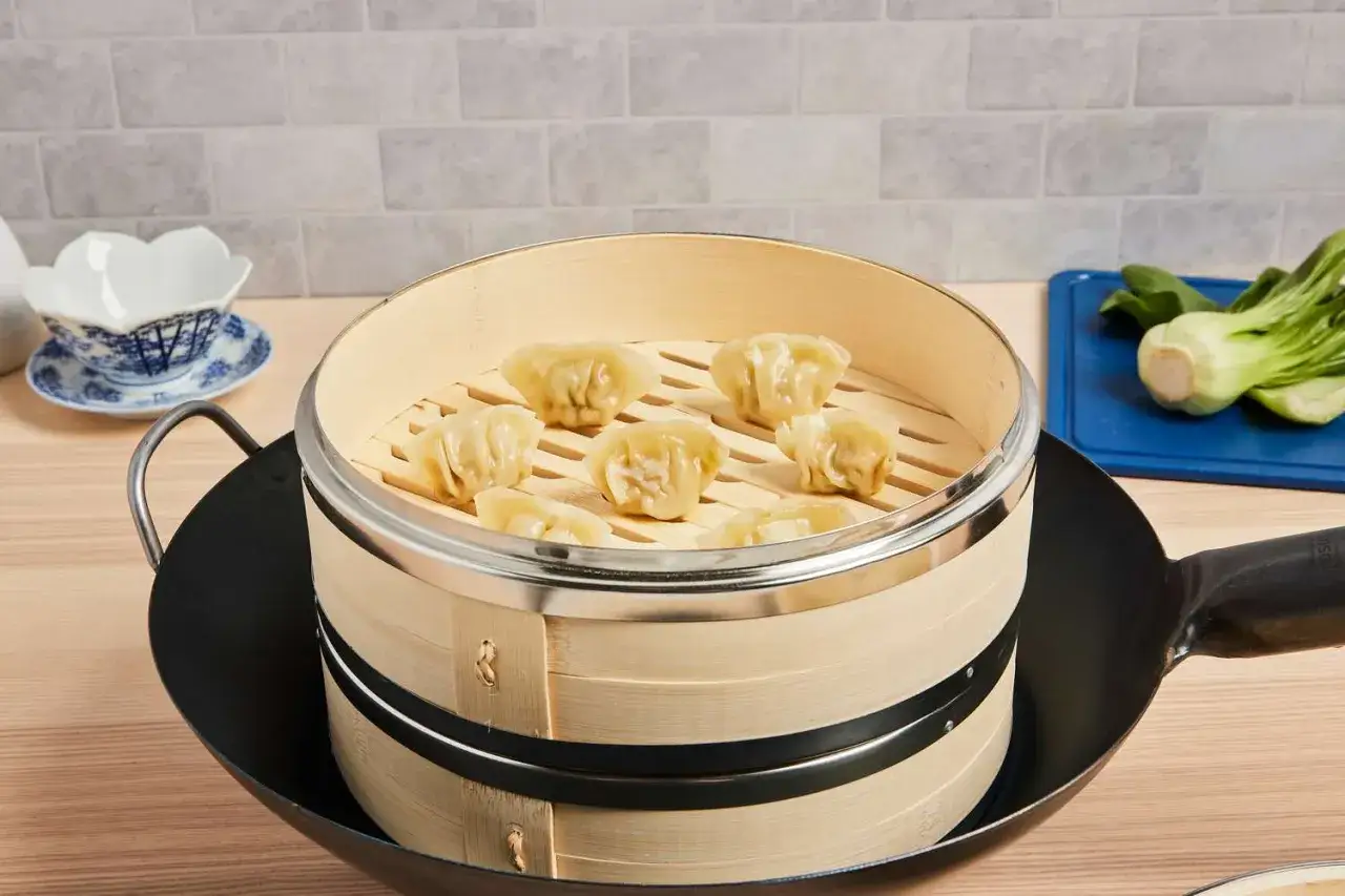 Pyszne, parowane pierożki dim sum w bambusowym parowniku.