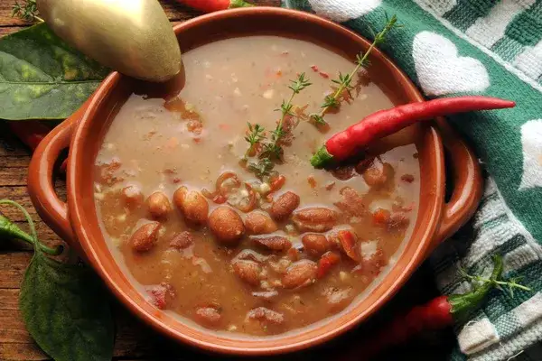 Zdjęcie Jakie zioła do zupy fasolowej, które podkręcą smak i aromat?