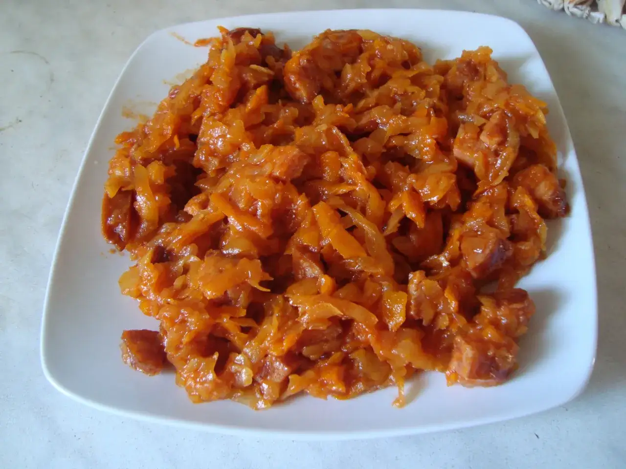 Pyszny bigos z cukinii z kiełbasą, idealny przepis na obiad.