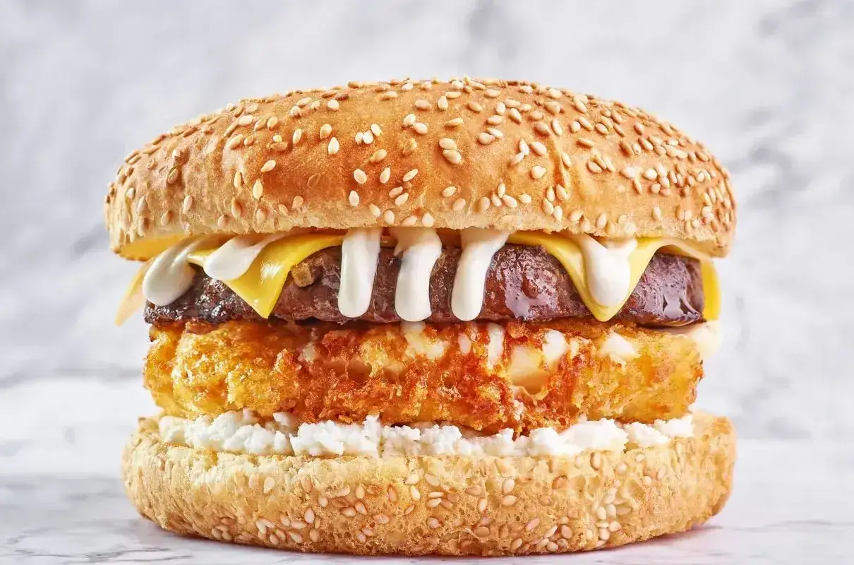 Apetyczny burger drwala z serem, chrupiącym kotletem i kremowym serkiem.