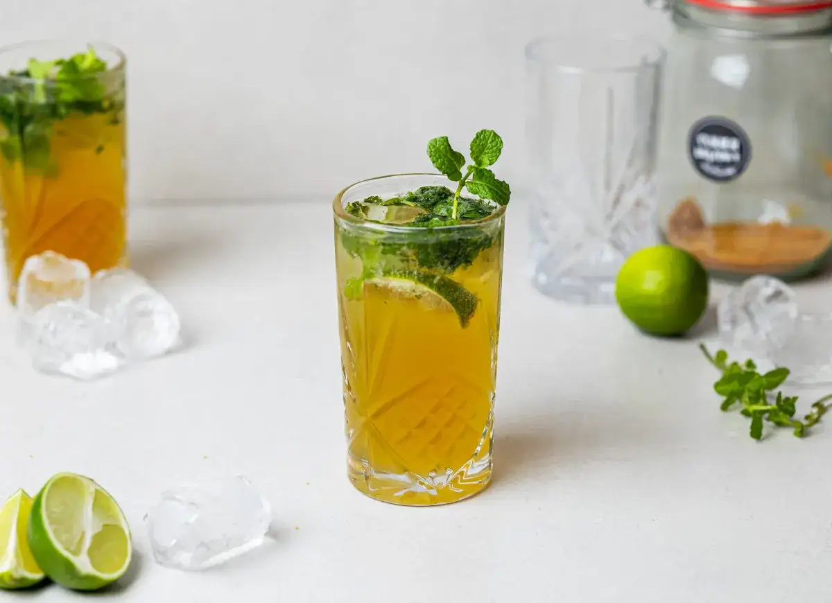 Orzeźwiający, żółty mojito bezalkoholowe z miętą i limonką, podany z lodem. Idealny na upalne dni.