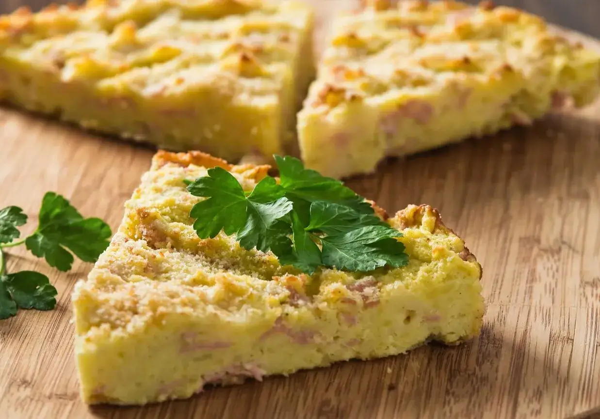 Pyszna babka ziemniaczana, jak u babci! Aromatyczna, z kawałkami mięsa, udekorowana natką pietruszki. Idealna na obiad.