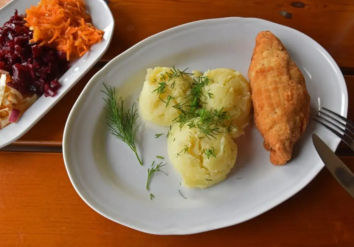 Pyszny devolay z serem, podany z puree ziemniaczanym i surówkami.