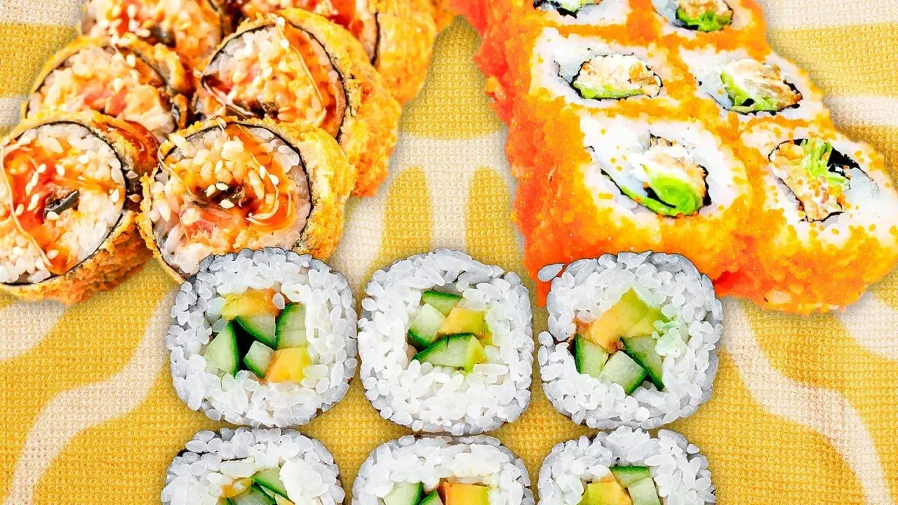 Różnorodne rolki sushi, w tym smażone california sushi z sosem i sezamem, oraz rolki z ikrą łososia i warzywami.