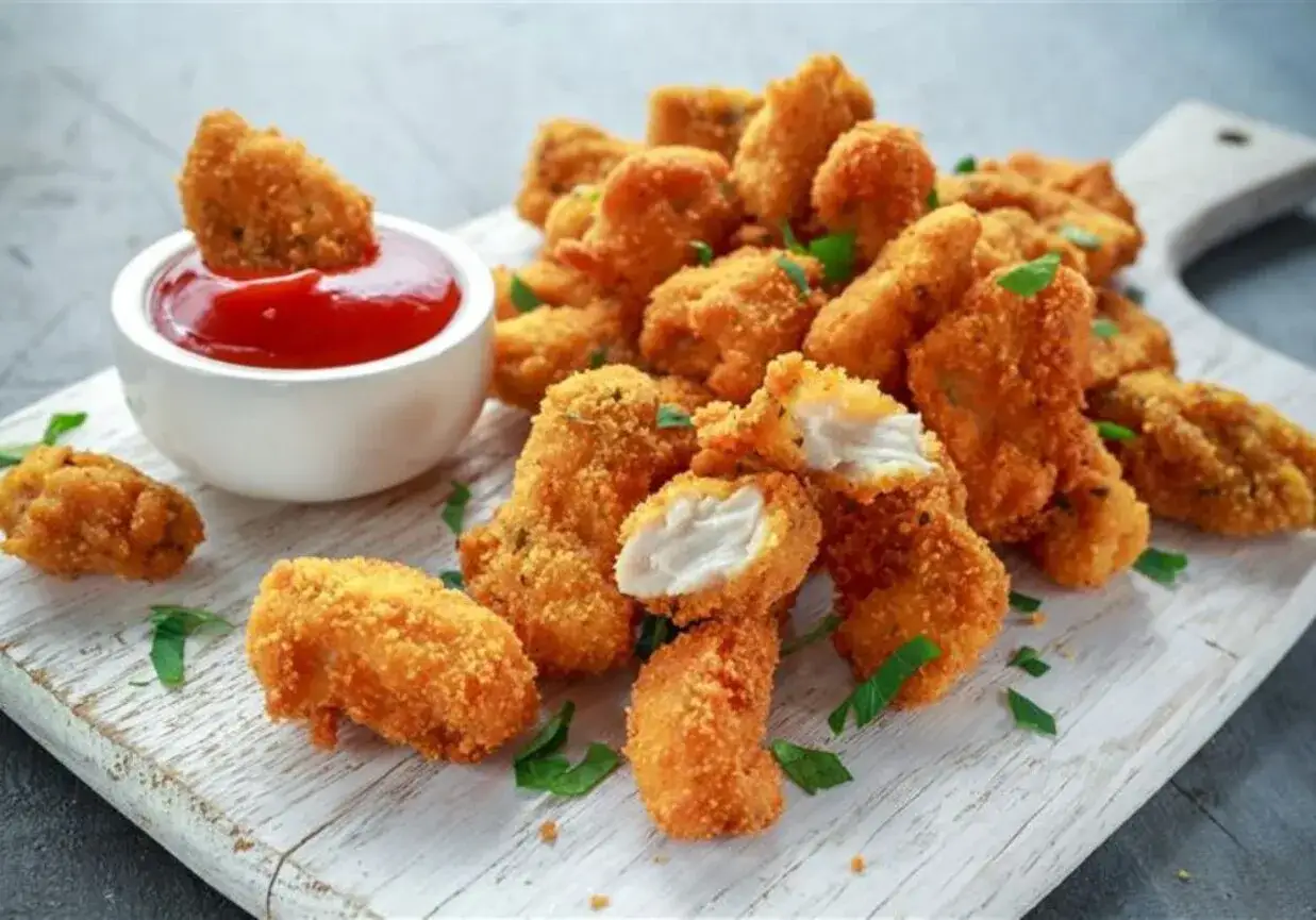 Chrupiące nuggetsy z airfryer, idealne do maczania w ketchupie. Pyszna przekąska dla całej rodziny.
