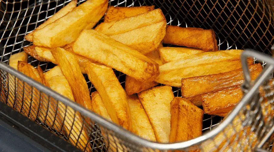 Zdjęcie W jakiej temperaturze smażyć frytki we frytkownicy, by były idealne?