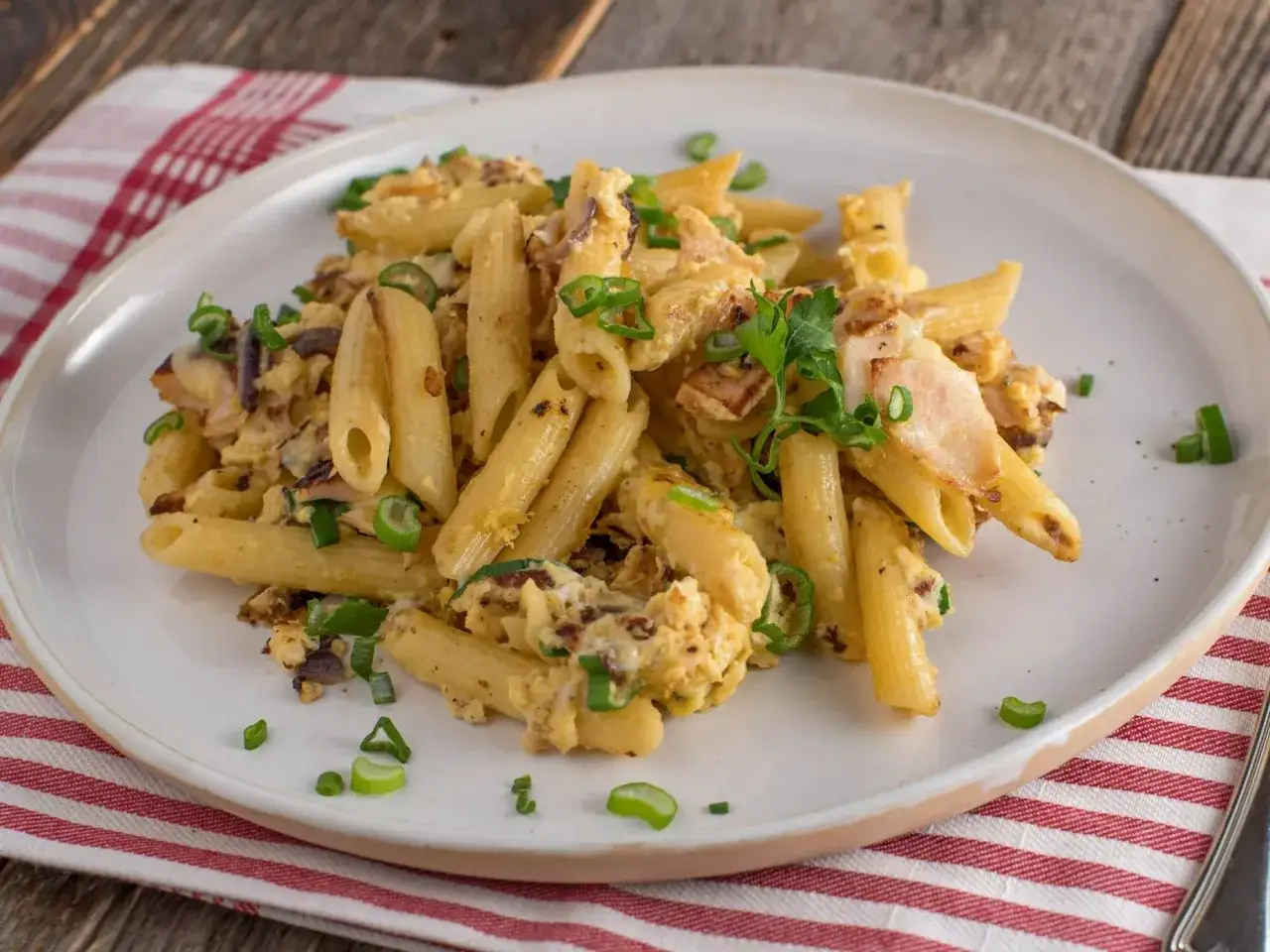 Penne z jajecznicą, boczkiem i szczypiorkiem – idealny obiad na szybko.