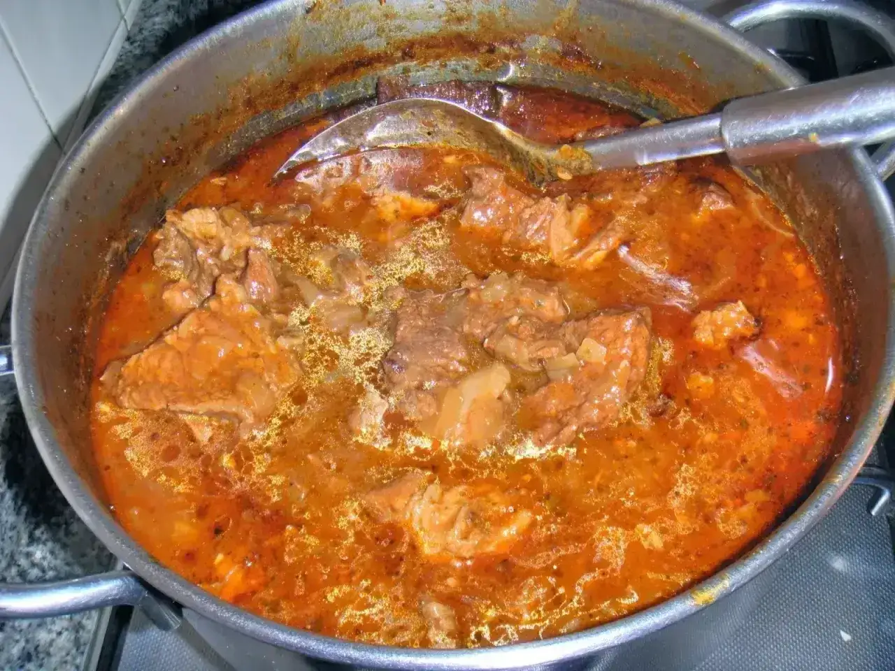 Gulasz w garnku, gotowy do podania. Idealny przepis, jak zrobić gulasz, który zachwyci każdego.