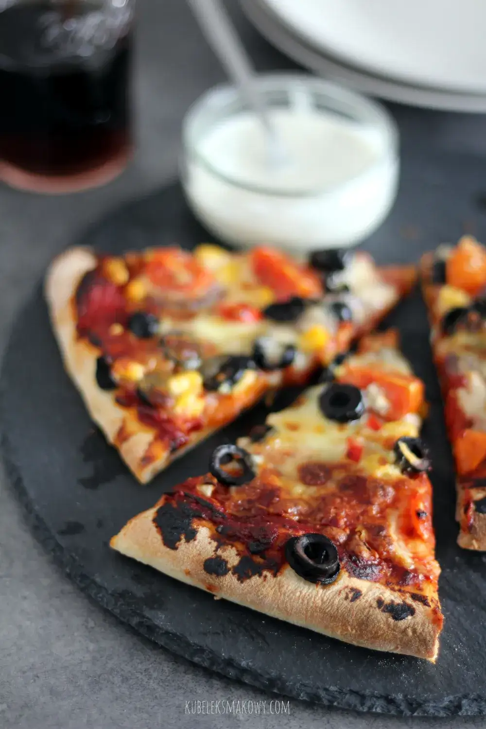 Zdjęcie Ile piec pizzę na kamieniu, aby uzyskać idealny smak i chrupkość?