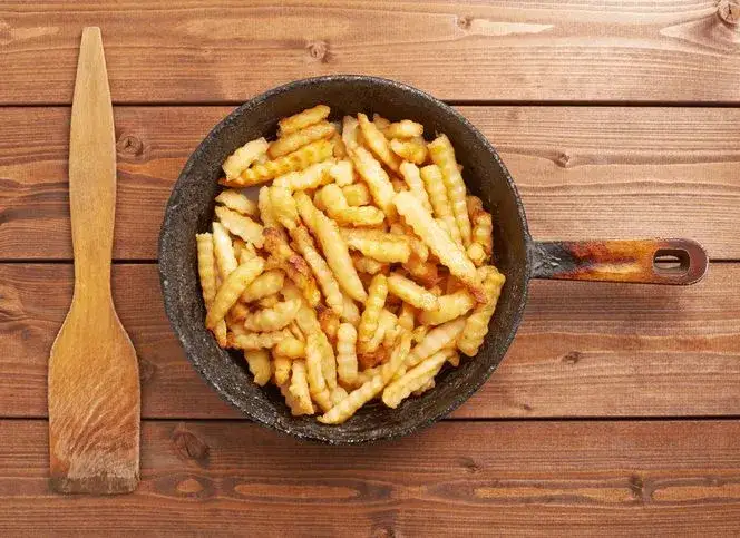 Zdjęcie Jak podgrzać frytki, aby były chrupiące i smaczne jak świeże