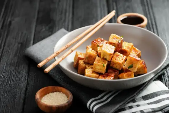 Tofu - czym jest, jakie ma rodzaje i jak je dobrze przygotować