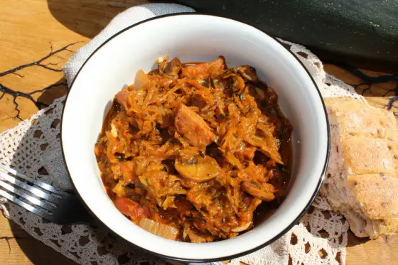 Bigos z cukinii z kiełbasą lub drobiem - sprawdzony przepis