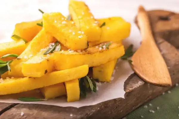 Chrupiące frytki z polenty, posypane solą i rozmarynem, kuszą swoim wyglądem. To właśnie polenta co to za przysmak!