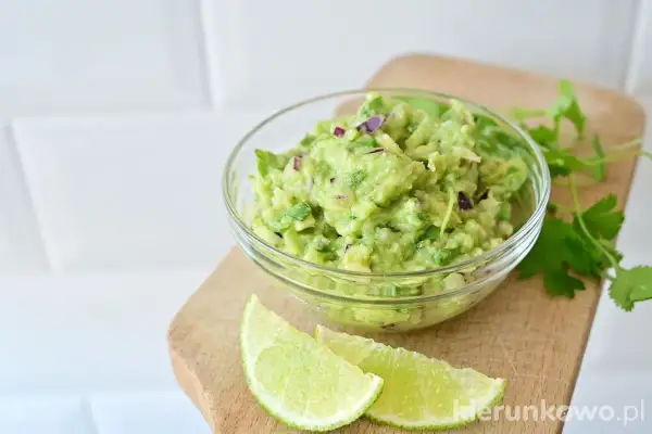 Świeże guacamole z awokado, cebuli i kolendry. Idealny przepis na guacamole, podane z limonką.