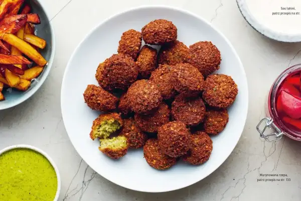 Chrupiące kulki falafel co to? Aromatyczne kotleciki z ciecierzycy, idealne do sosów i jako samodzielna przekąska.
