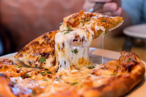Ile kalorii mają 2 kawałki pizzy? Zaskakujące fakty o kaloriach